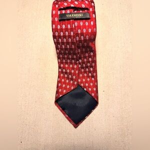 Valentino Necktie Mens Red Blue Design Made in Italy Silk 59x3.5 Inches